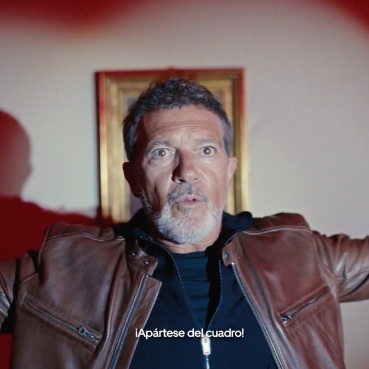 Antonio Banderas protagoniza una hilarante cadena de errores en la nueva campaña Uber Eats para España Antonio Bandera con las manos arriba y cara de susto en un muso