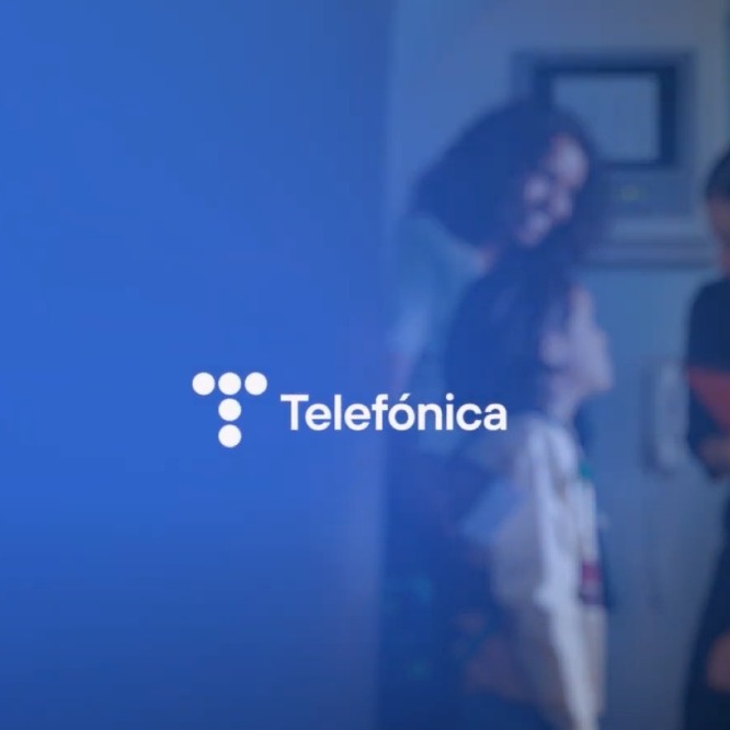 anuncio con el logo de telefonica y de iberia