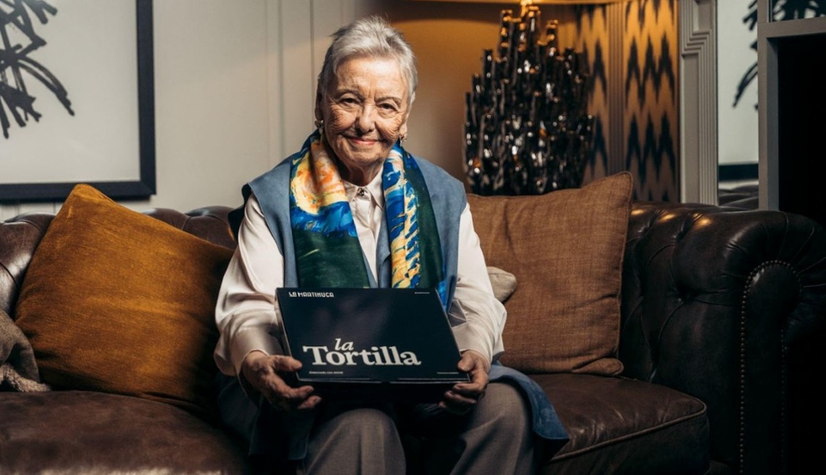 la abuela de Cuéntame con una caja de tortilla de La Martinuca
