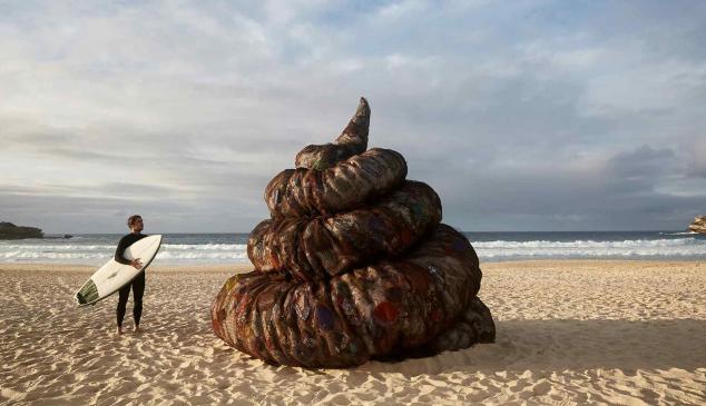 Avere un’enorme cacca sulla spiaggia attira l’attenzione sull’inquinamento degli oceani.