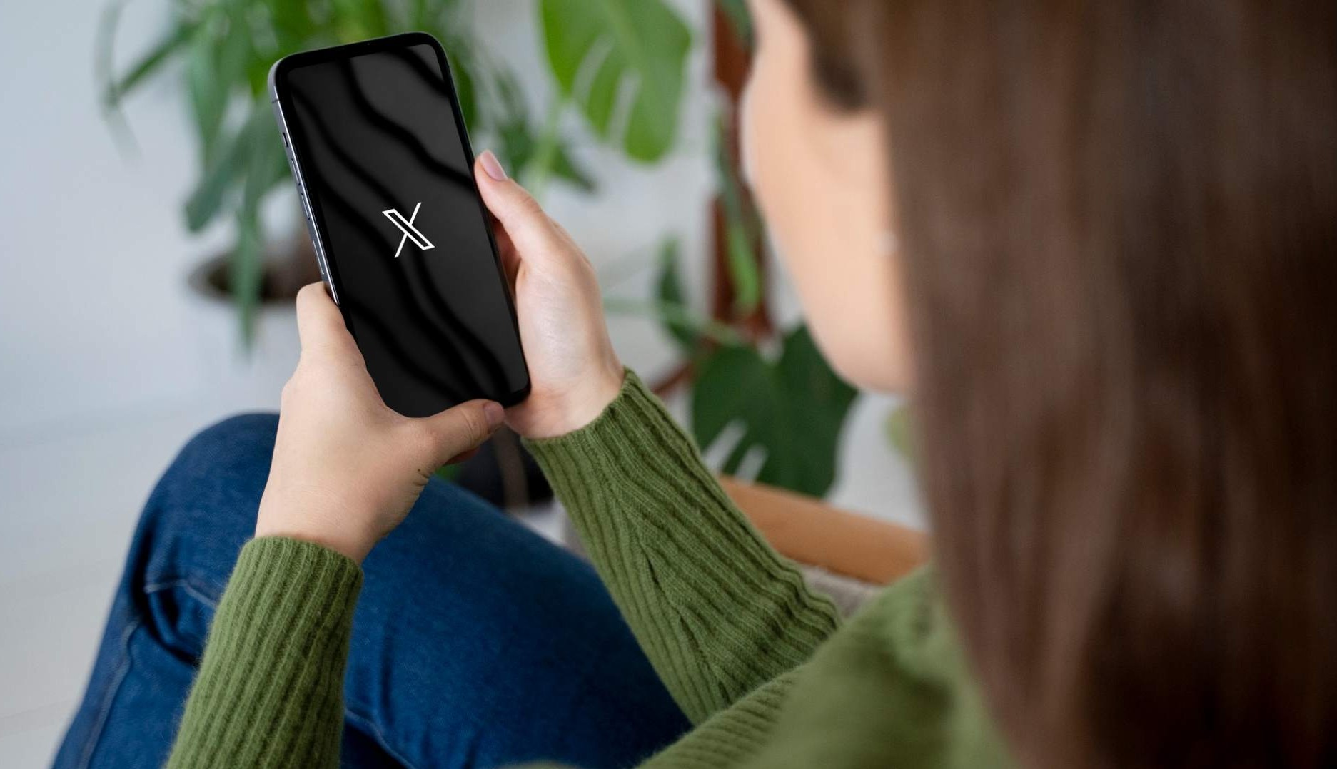 Mujer usando X en el móvil