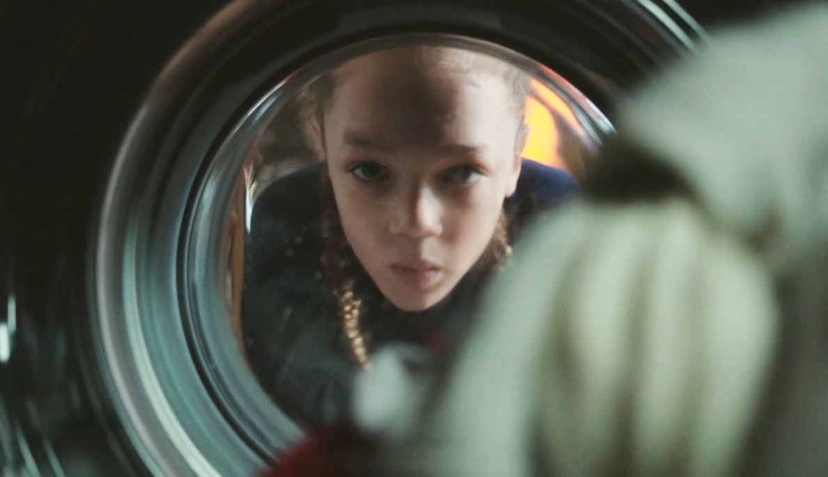 niño mirando a través de la lavadora
