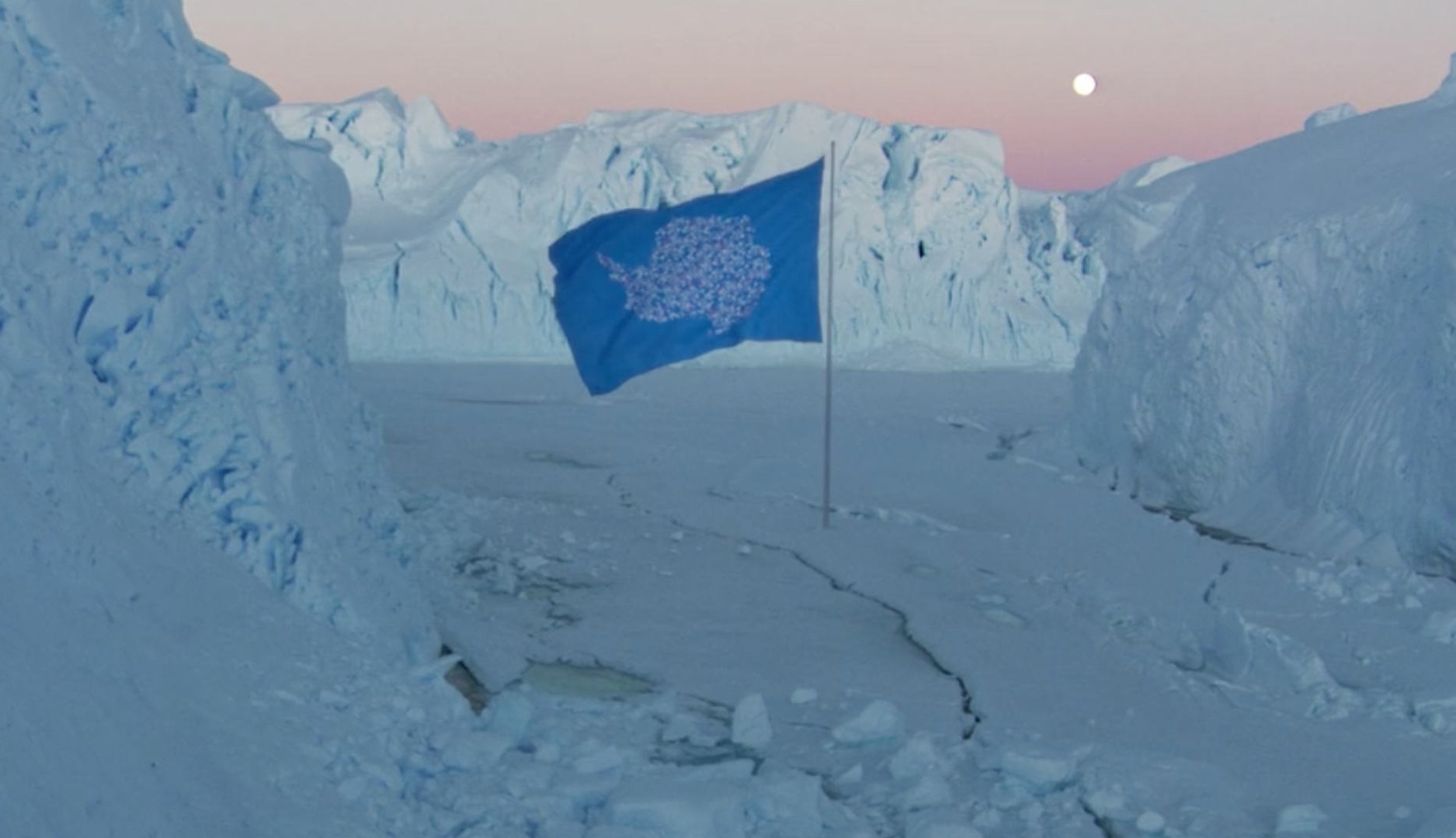 La bandera de la Antártida experimenta un rediseño para reflejar el problema de los microplásticos
