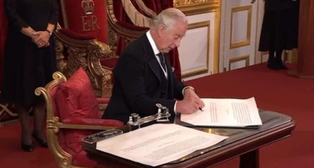 Montblanc, la marca protagonista en la polémica firma del juramento de Carlos III