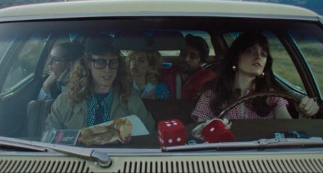 Un grupo de jóvenes en un coche