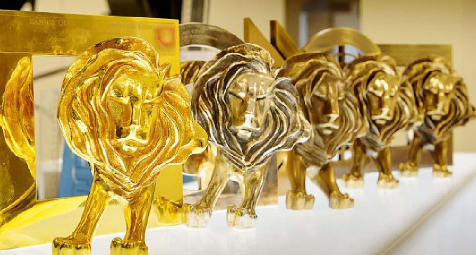 varios trofeos de los leones de cannes