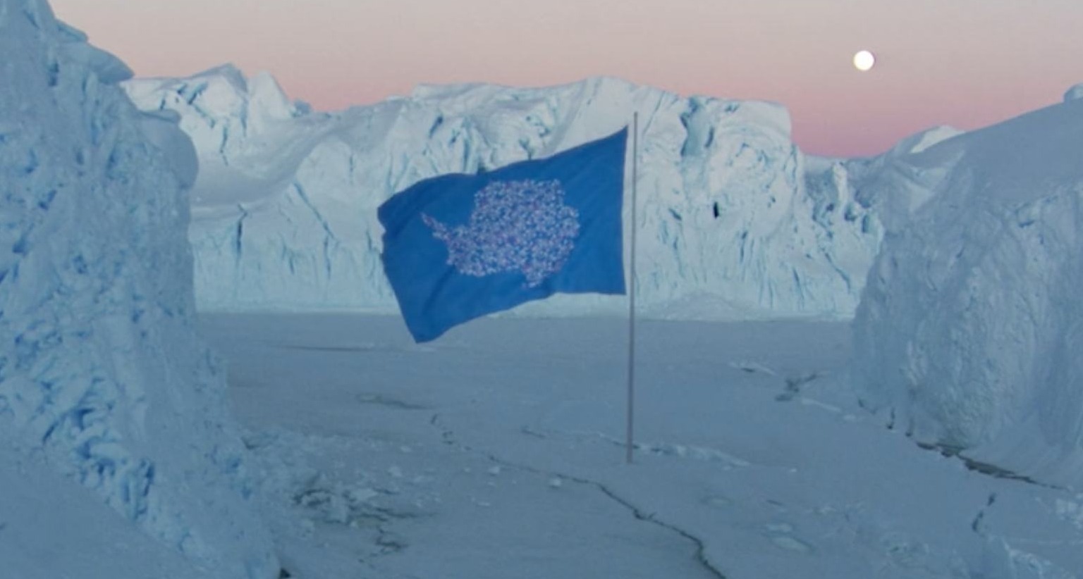 La bandera de la Antártida experimenta un rediseño para reflejar el problema de los microplásticos