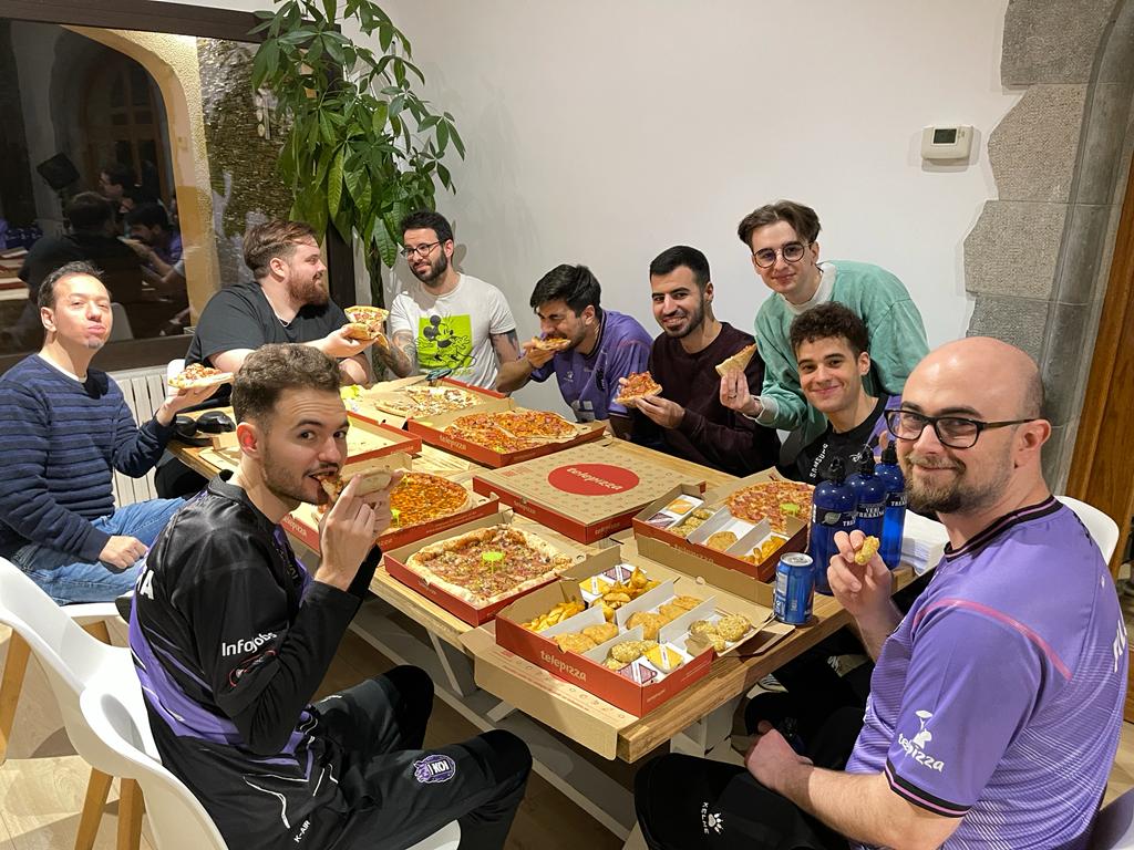 Ibai y sus amigos comiendo pizza