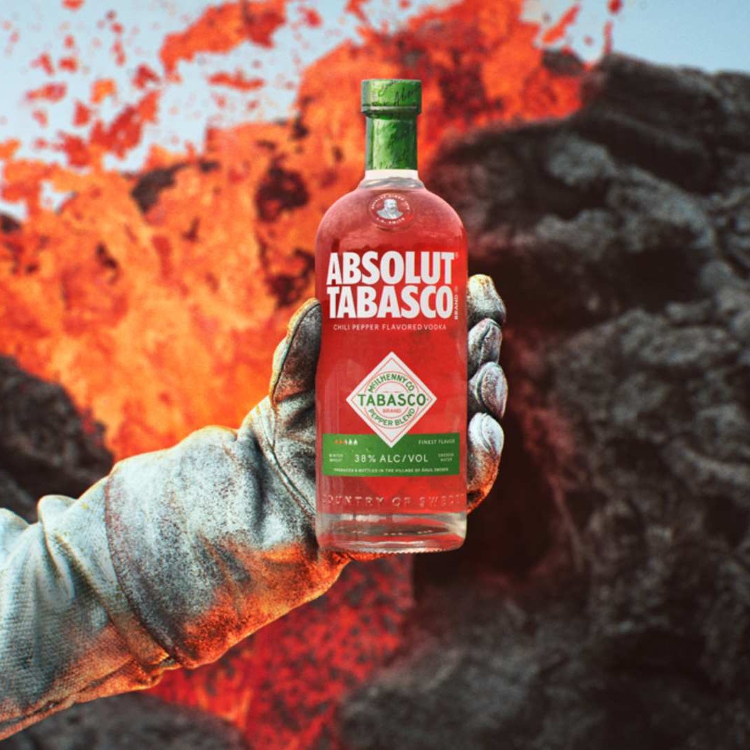 Botella de Absolut Tabasco con un volcán de fondo