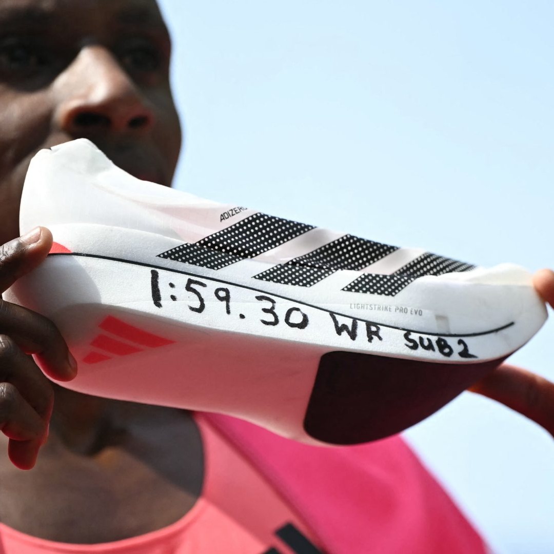 Sabastian Sawe con zapatilla de Adidas