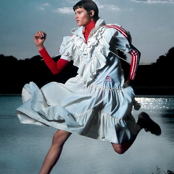 Ejemplos de la colección: puntillas, volantes y volúmenes en los looks deportivos