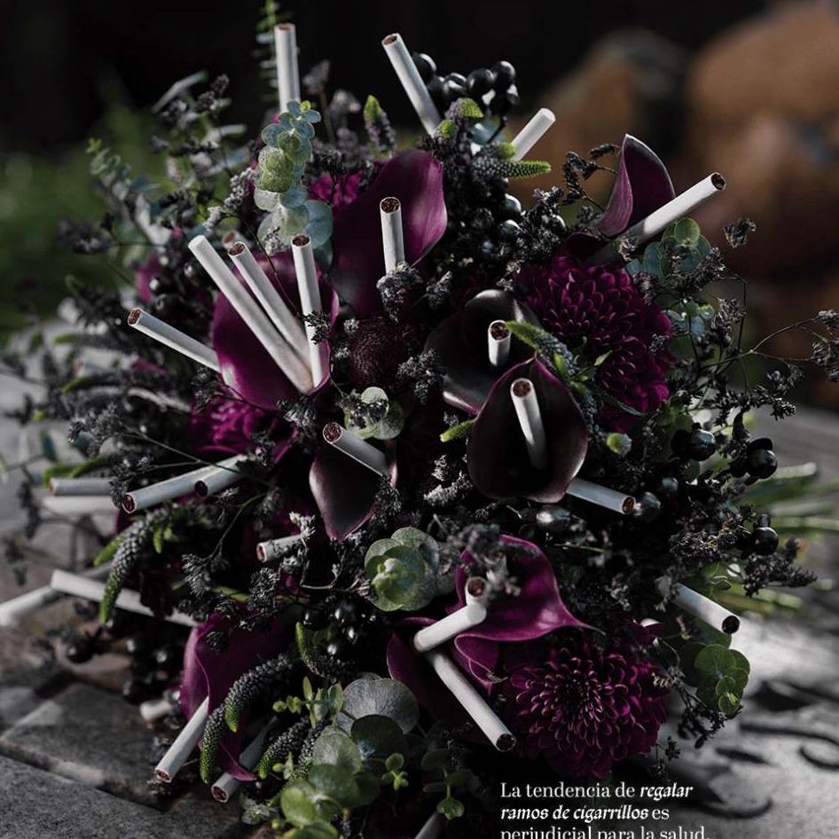 Ramos hechos con flores y cigarrillos