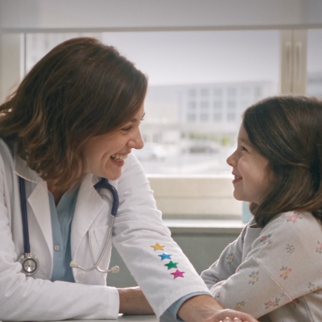 Doctora y niñas, generadas por inteligencia artificial
