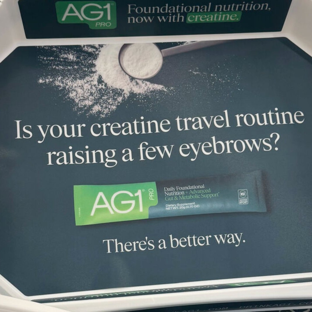 Anuncio de AG1 en bandeja de aeropuerto