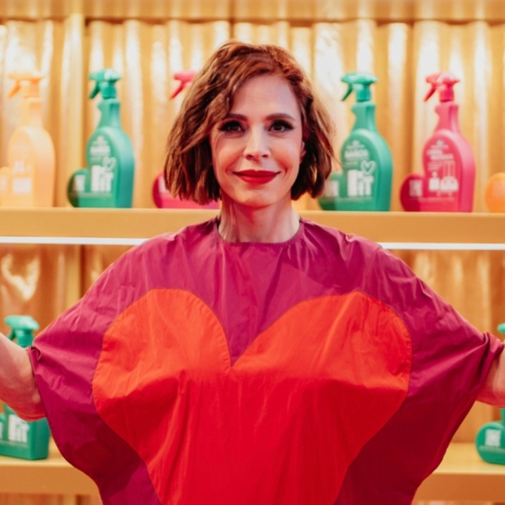 Agatha Ruiz de la Prada sosteniendo sus nuevos productos de limpieza doméstica
