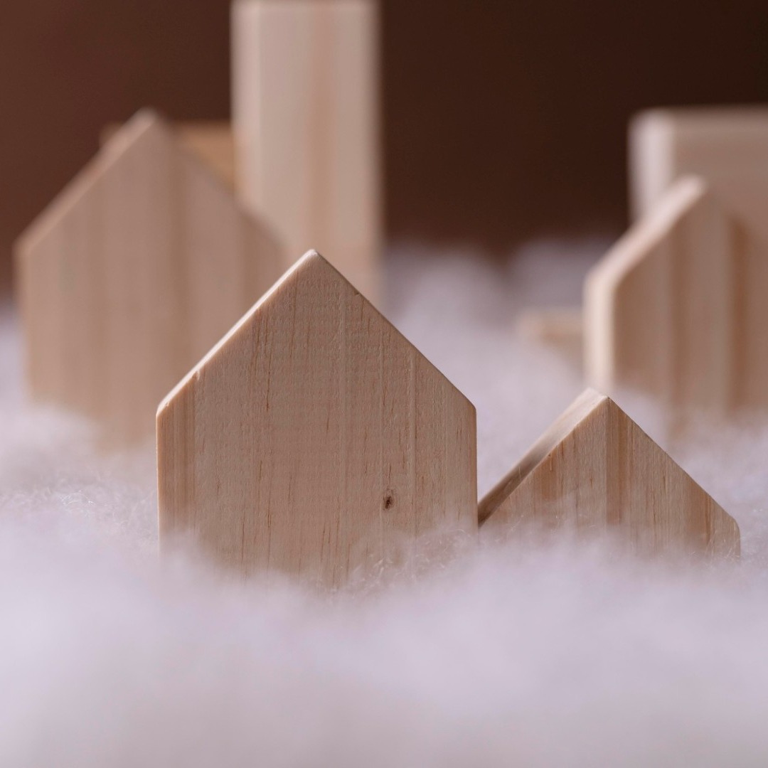 Piezas de madera simulan una ciudad