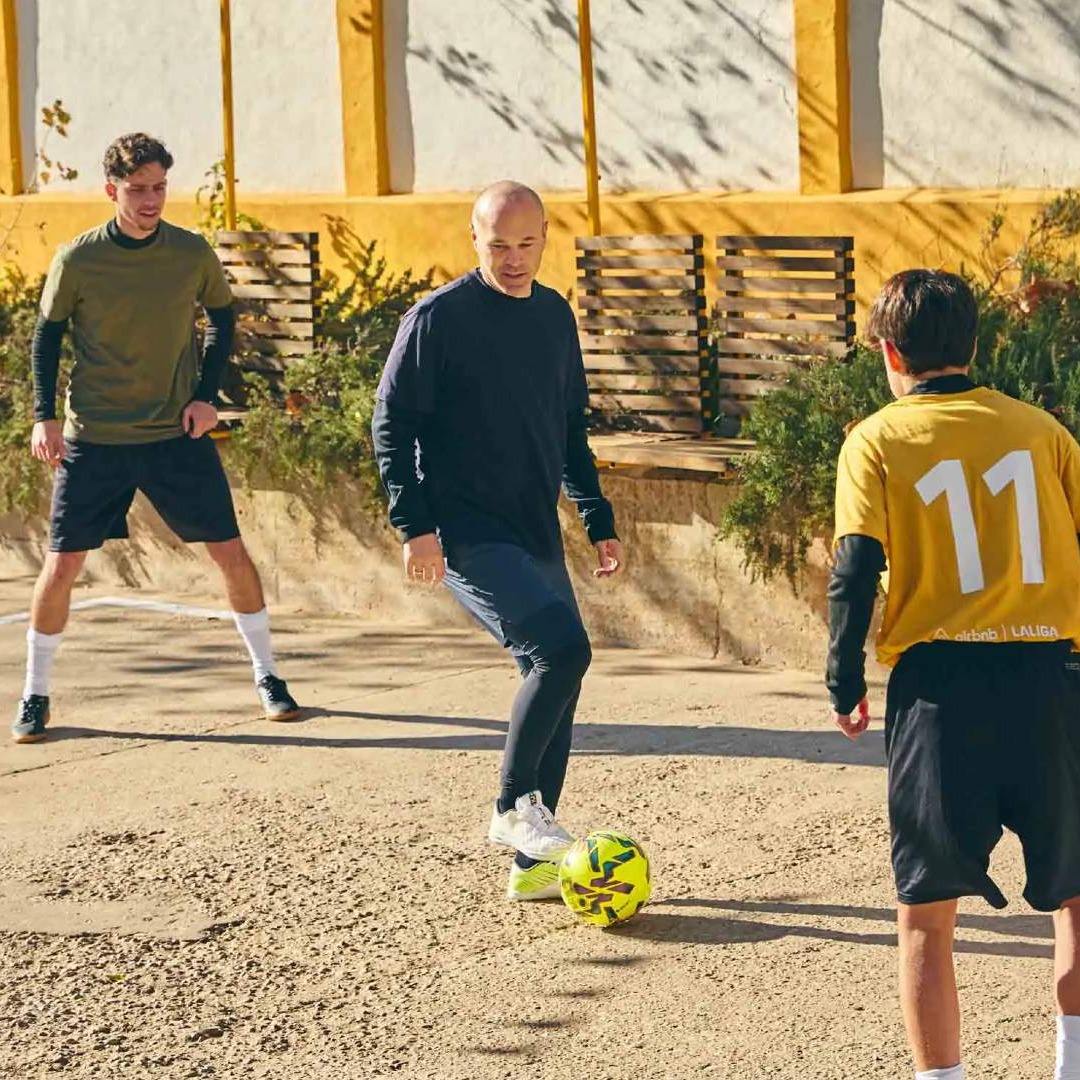 Andrés Iniesta juega al fútbol en un pueblo