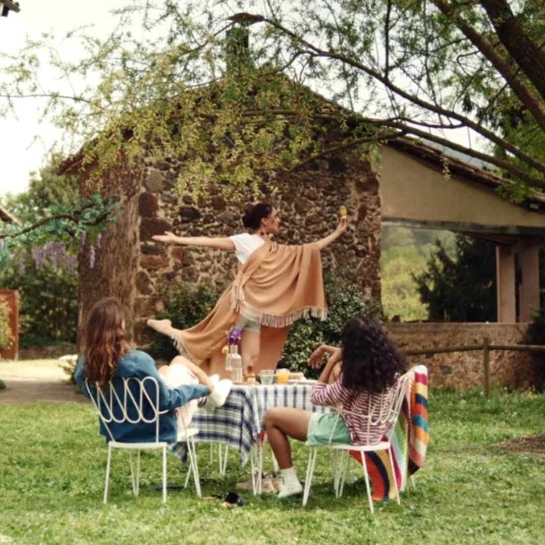 Chicas haciendo teatro en una casa rural