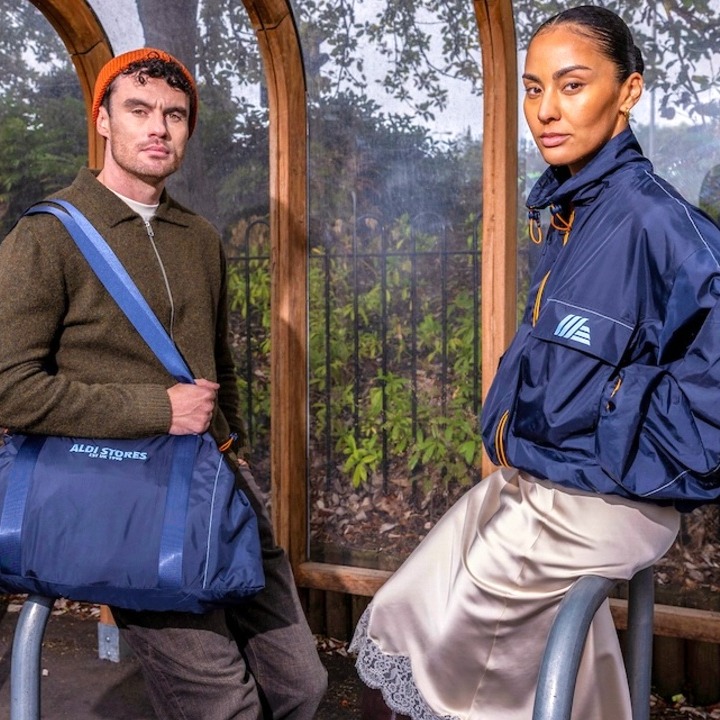 Un chico con la bolsa de Aldi y una chica con la chaqueta