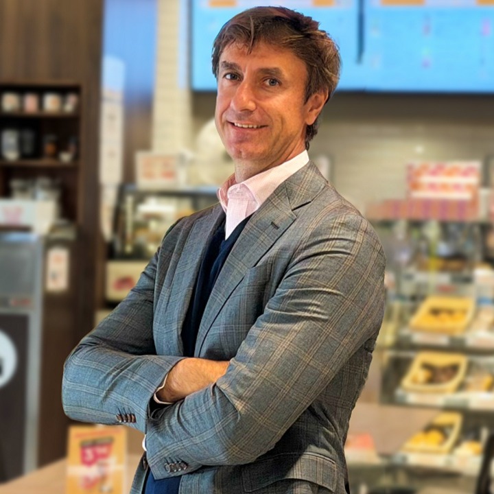 Foto de plano medio de Alejandro Rodríguez en una tienda de Dunkin'