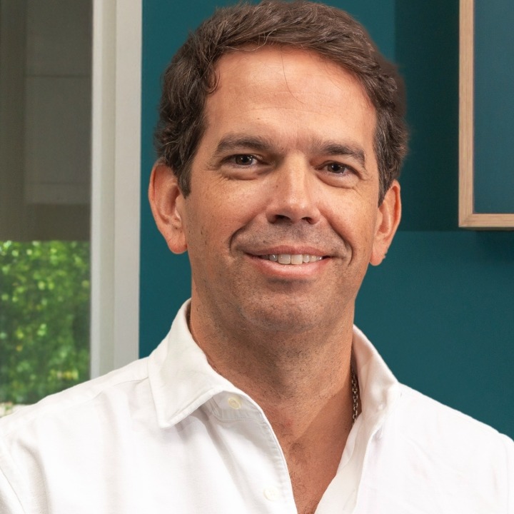 Plano medio de Álvaro de Vicente con camisa blanca