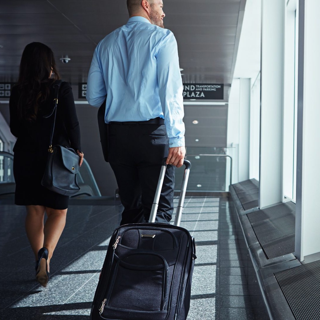 Un hombre de viaje de negocios en un aeropuerto
