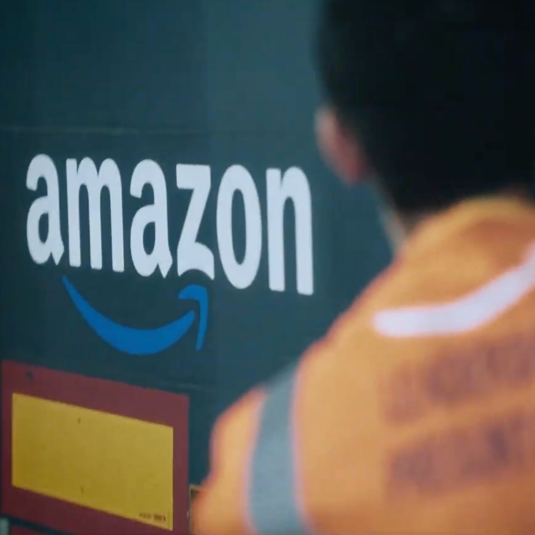 Hombre cargando un camión de Amazon