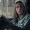 Chica con un libro en un coche