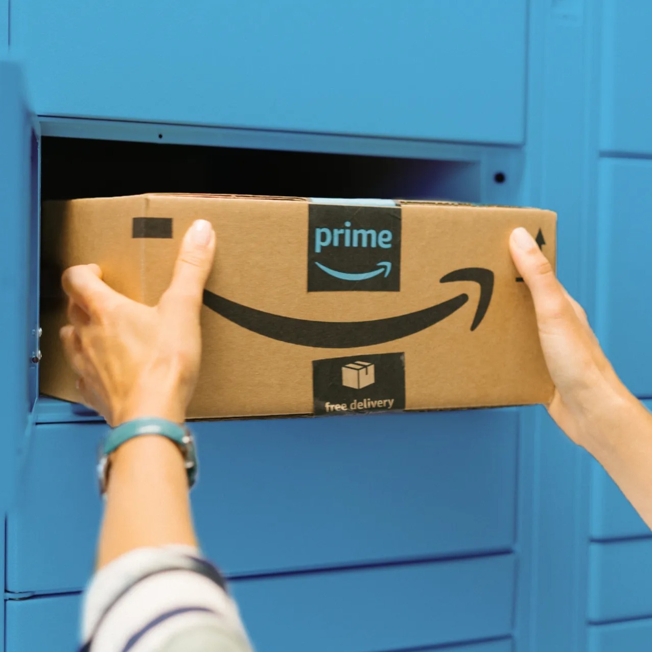 Persona recogiendo una caja en una estación de Amazon