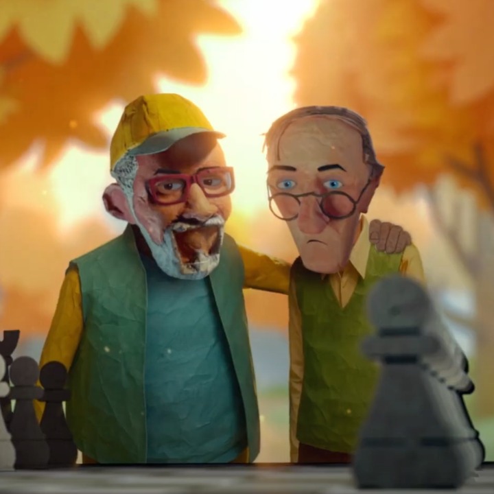 los dos amigos protagonistas del anuncio, mirando el tablero de ajedrez