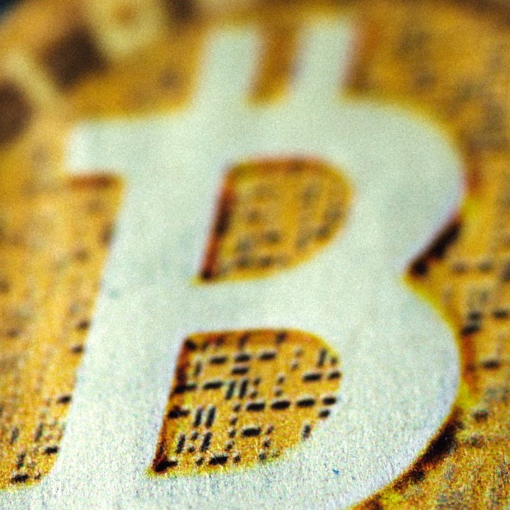 Una escena del anuncio en la que se ve un Bitcoin