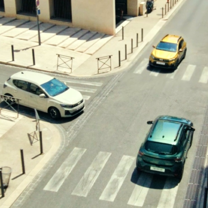 Un cruce de calles con tres Dacia Sandero circulando para enfrentarse