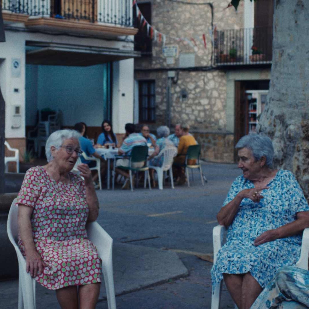 Mujeres mayores en la plaza de un pueblo