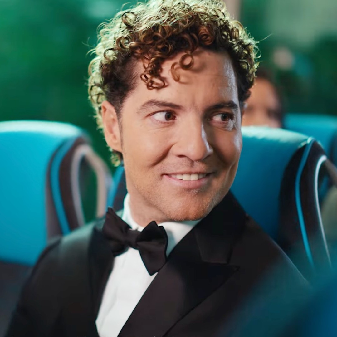 David Bisbal sentado en un autobús
