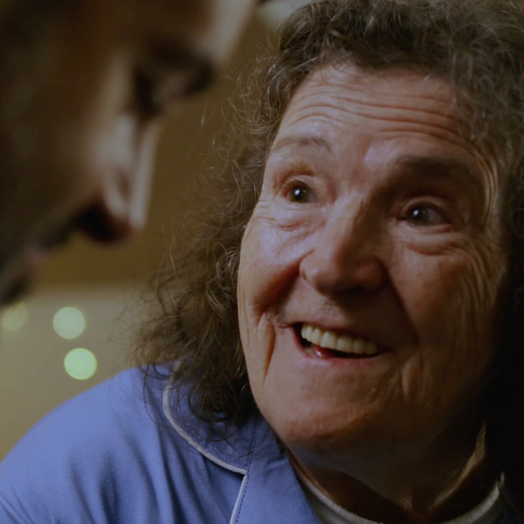 Primer plano de una señora mayor hablando con su hijo