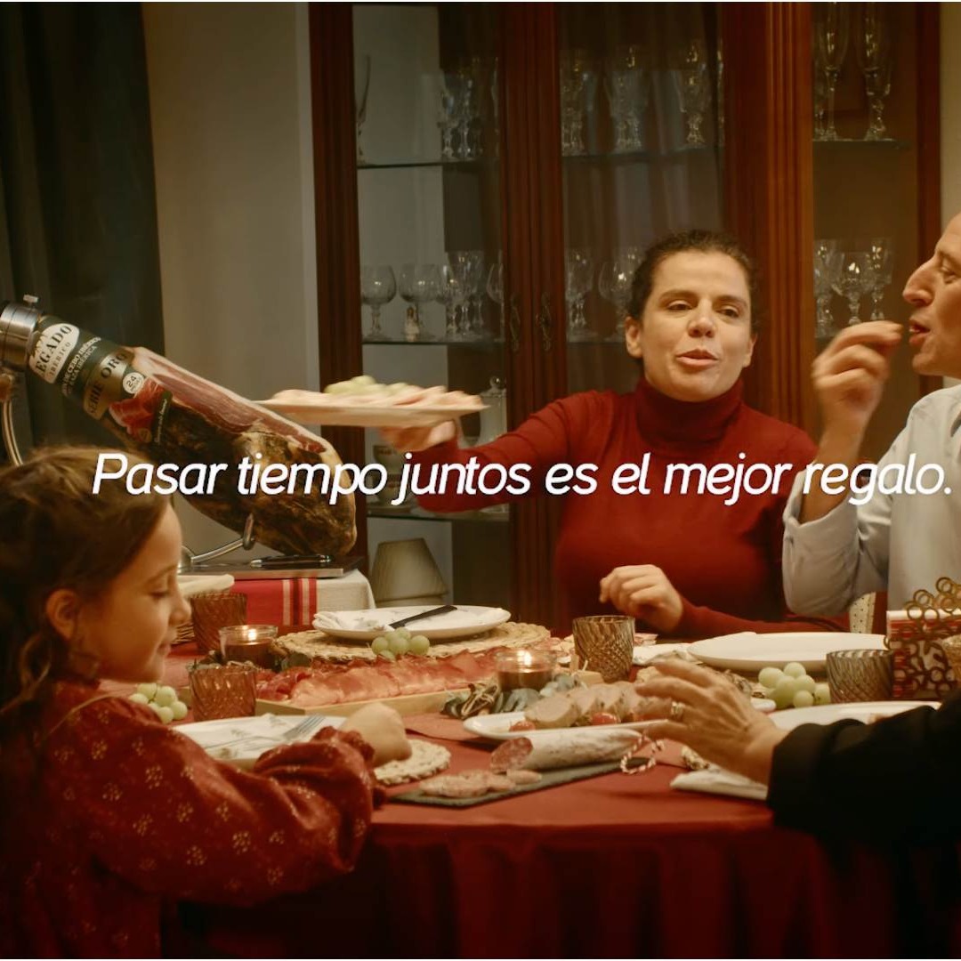 Familia cenando junta en el anuncio de Navidad de ElPozo