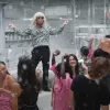 Un café parisino se transforma en discoteca en el anuncio de Navidad de H&M