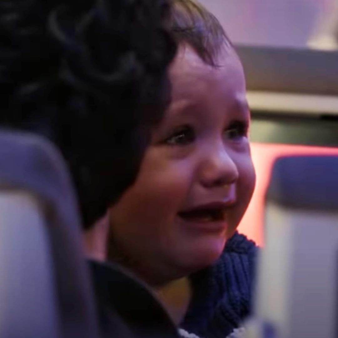 Una mujer sujeta a un bebé en un avión