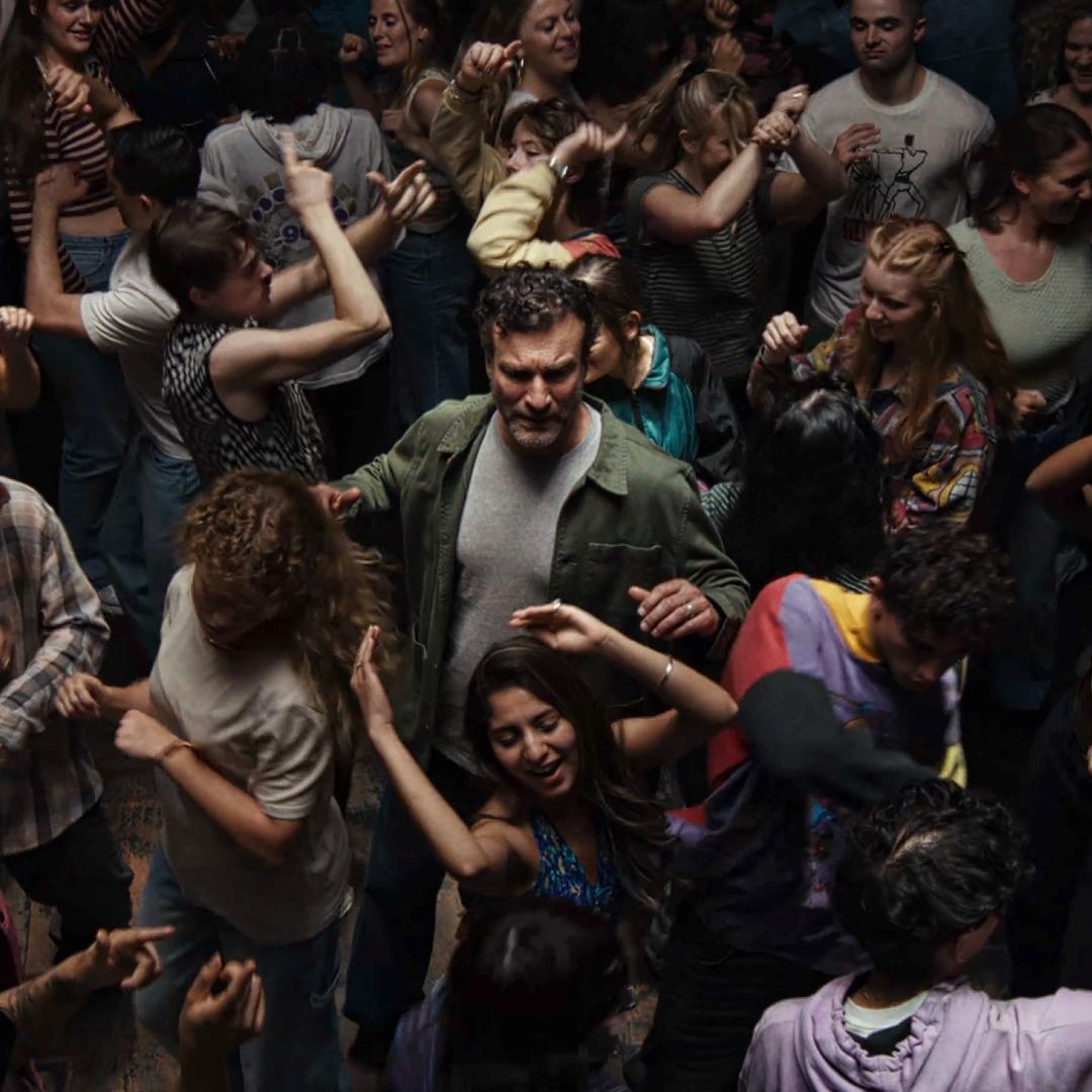 Gente bailando en una discoteca