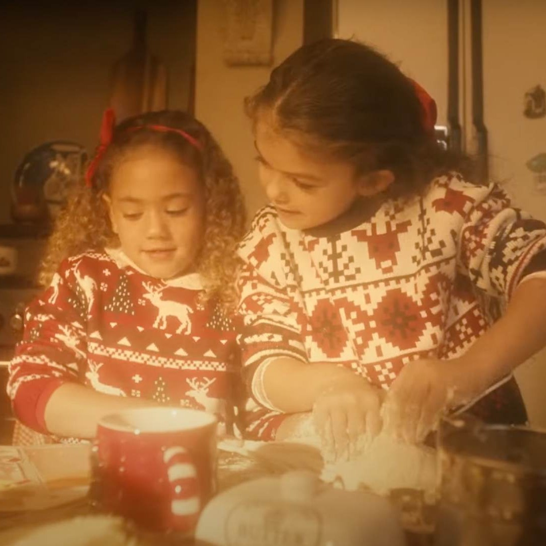 Dos niñas haciendo un pastel