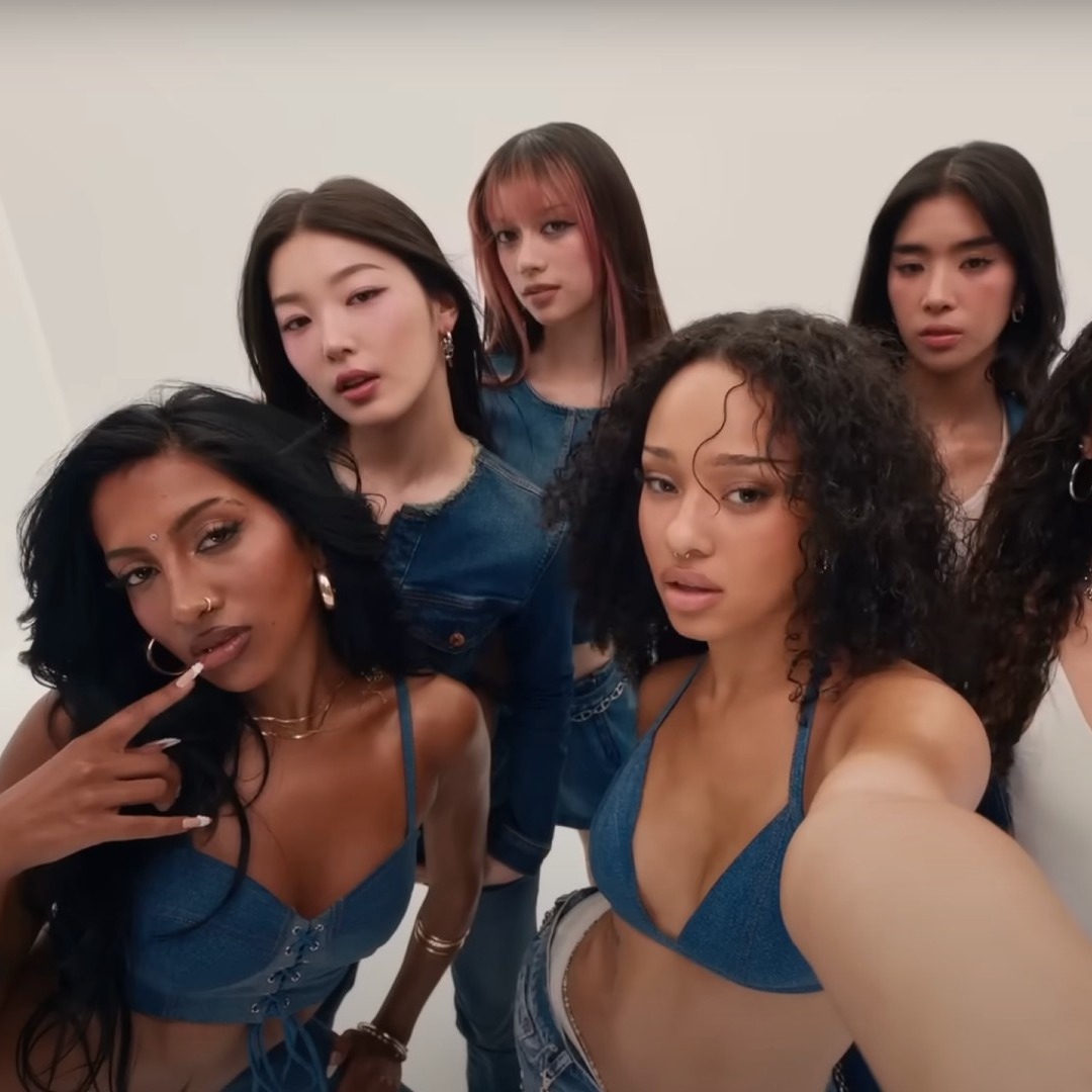 El grupo femenino Katseye en el anuncio de Gap