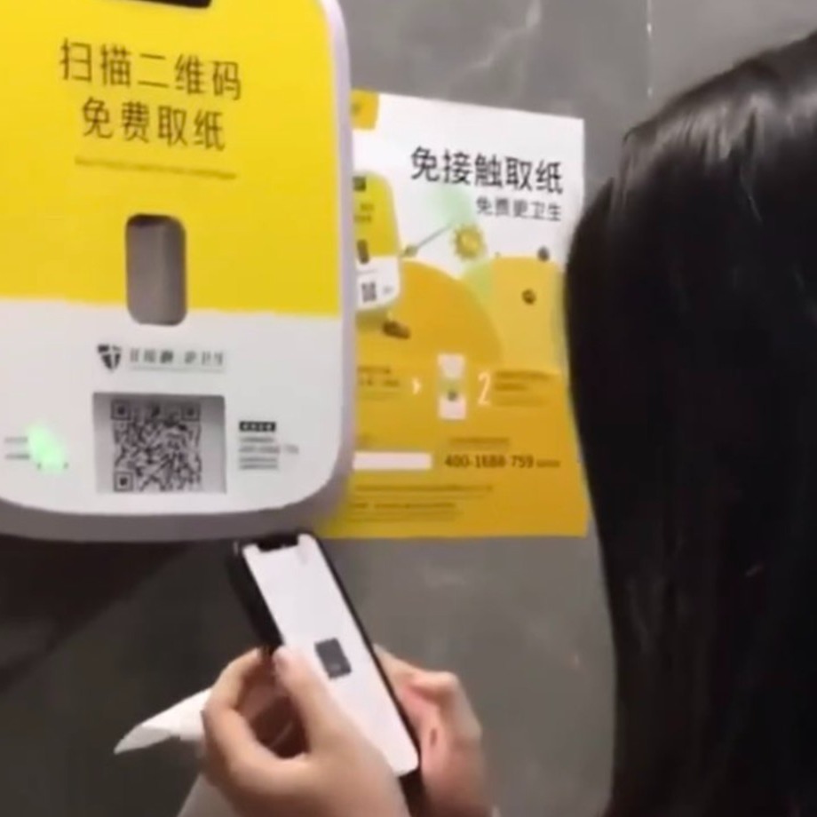 Dispensador de papel higiénico en un baño en China