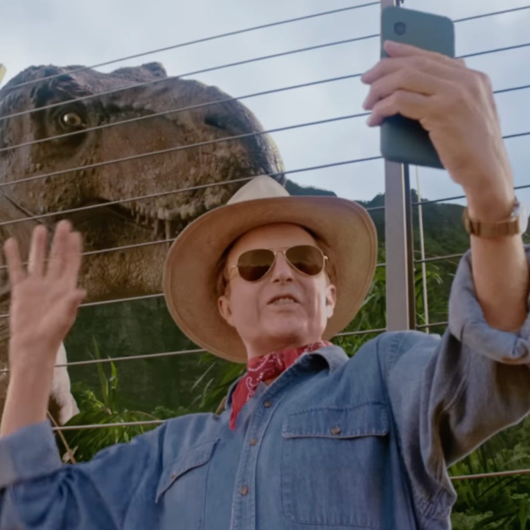 El actor Sam Neil se hace un selfie con un dinosaurio
