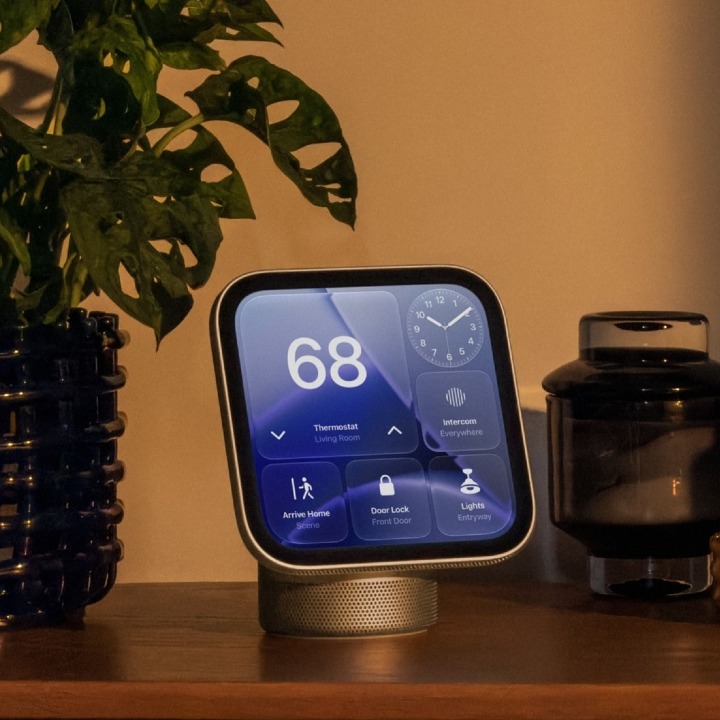 La pantalla de Home View sobre un mueble de la entrada de una casa