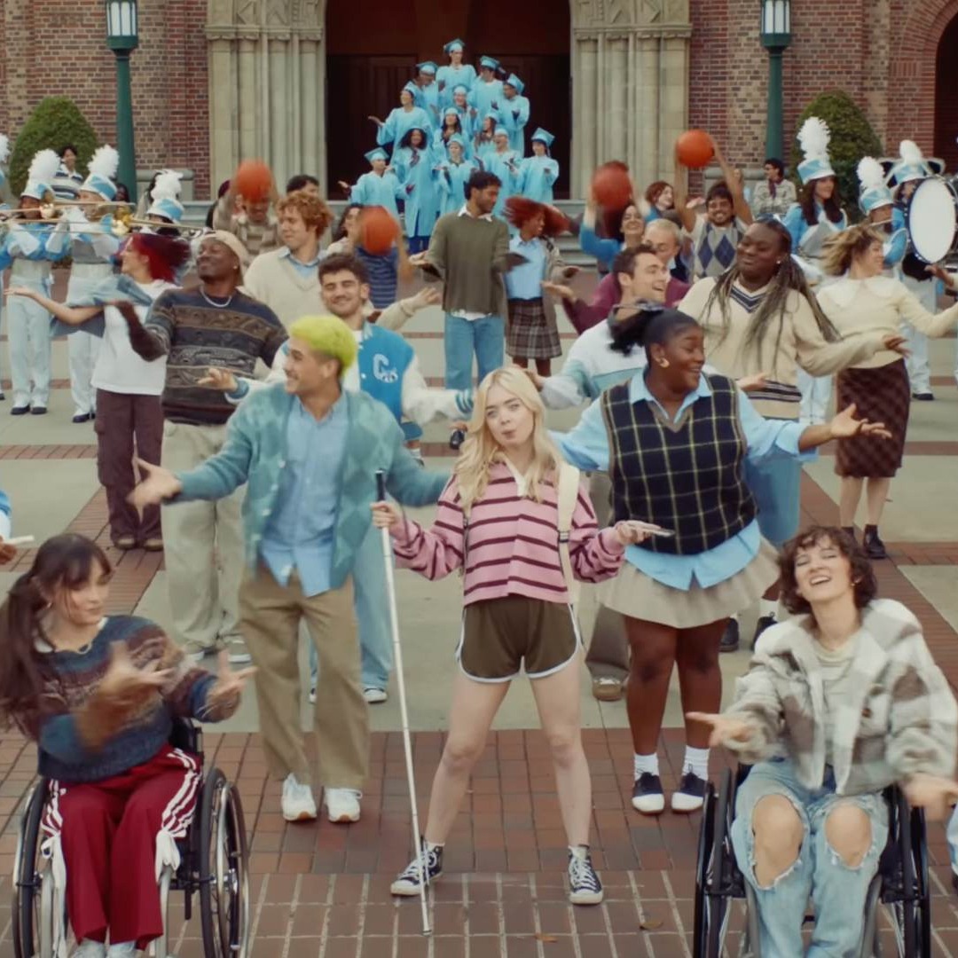 Esudiantes universitarios bailando en un campus