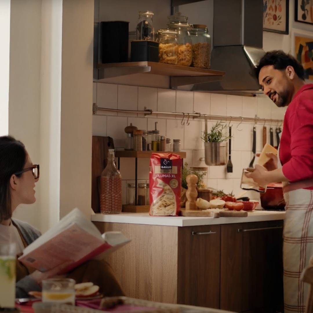 Gallo estrecha el vínculo con lo local con su nueva plataforma “Aquí estamos hechos de esta pasta” Hombre cocinando pasta Gallo para una mujer en una cocina