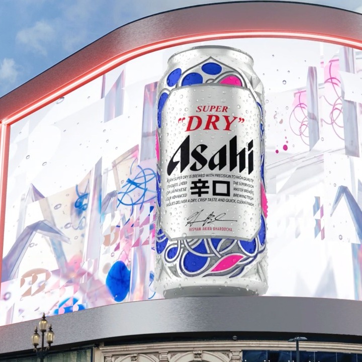 Una lata de cerveza Asahi en la pantalla de Piccadilly