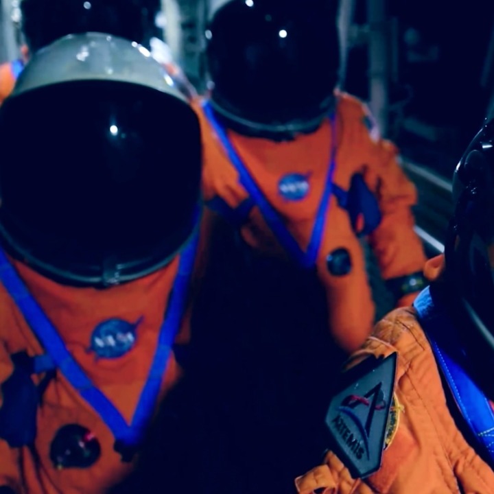 Tres astronautas con los cascos puestos