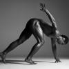 Un atleta negro desnudo como si fuera a salir a correr una carrera