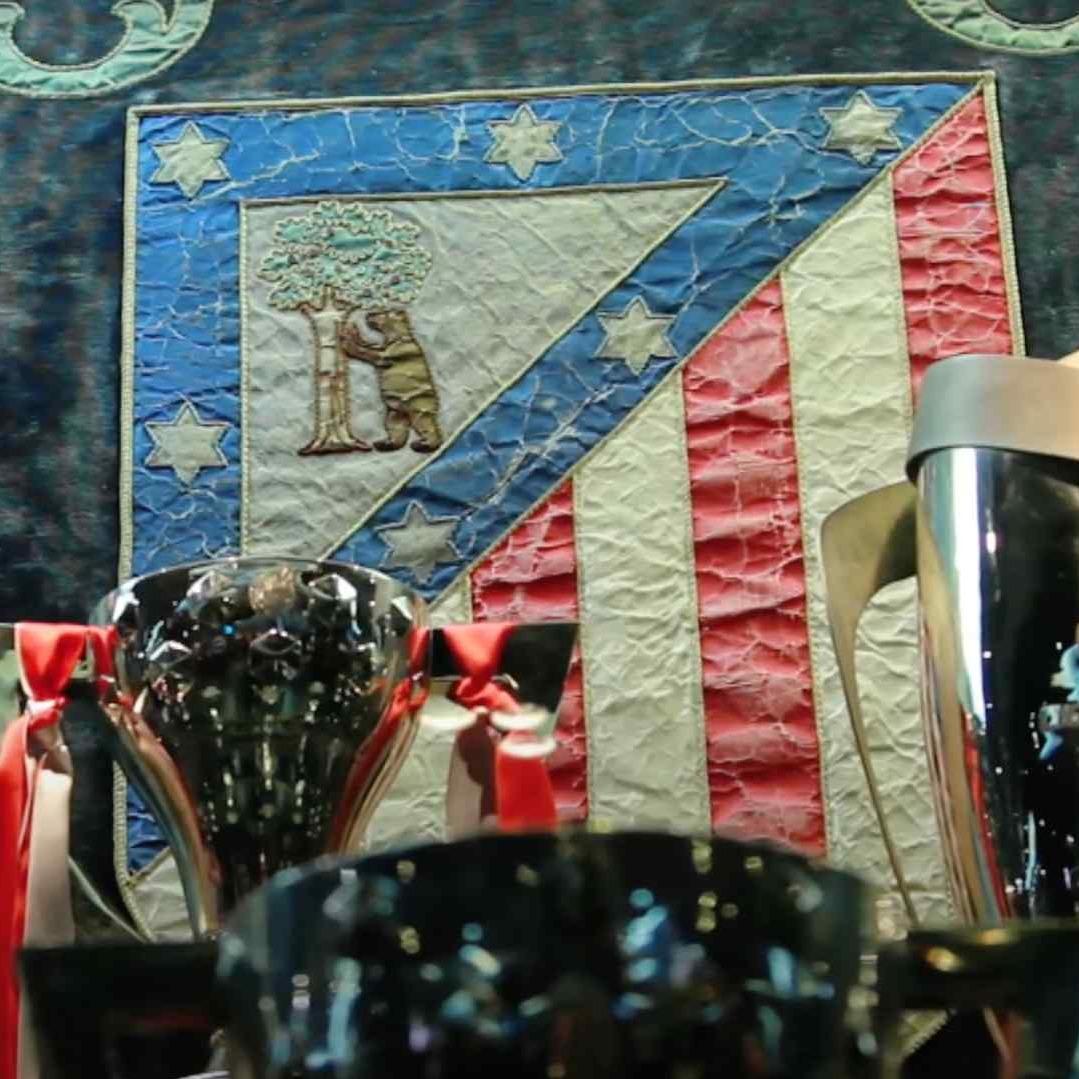 El Atlético de Madrid podría recuperar su clásico escudo, a voluntad de los socios y aficionados